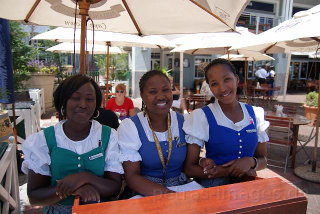 1063_cape-town.jpg - waitresses with dirndl